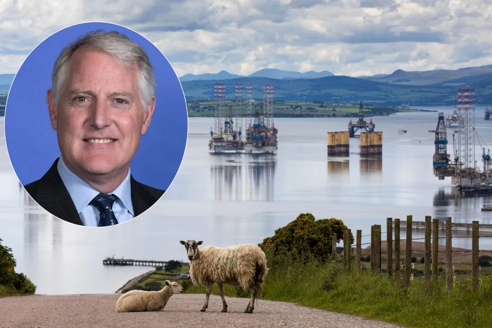 Keith Tuffley leder en avdeling i storbanken Citi, som gir råd til investorer og selskaper om klimatilpasning. Banktoppen advarer oljeselskapene om at de må omstille eller forsvinne. Bildet er fra Port of Cromarty Firth i Cromarty, Storbritannia.