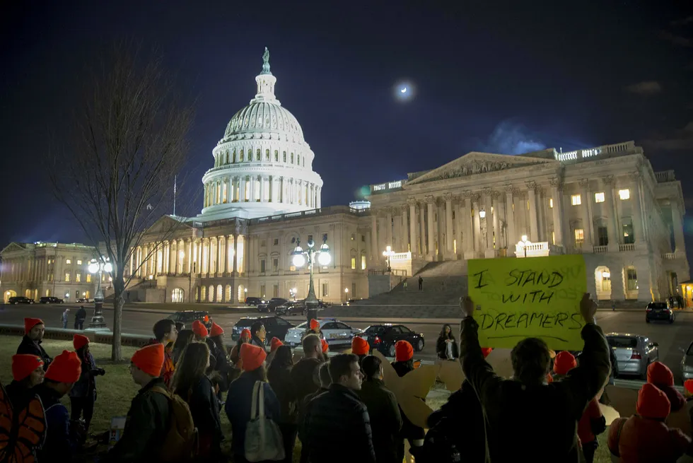 Mens politikerne i Kongressen i USA forsøker å bli enige om budsjettet for 2018, demonstreres det utenfor kongressbygningen. Foto: Tasos Katopodis/Getty Images/AFP/NTB Scanpix