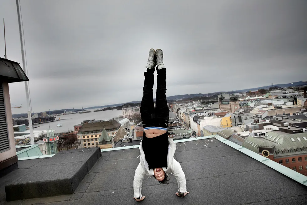 Petter Stordalen på taket av gamle Royal Christiania som får navnet The Hub når det åpner i 2019. Akkurat her kommer en ny topprestaurant med spektakulær utsikt over Oslo. Foto: Linda Naesfeldt