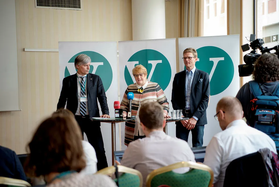 Venstre går inn for å kutte i sykelønnsordningen. Her er Ola Elvestuen, Trine Skei Grande, og Terje Breivik fra avslutningen på Venstre landsmøte søndag. Foto: Mikaela Berg