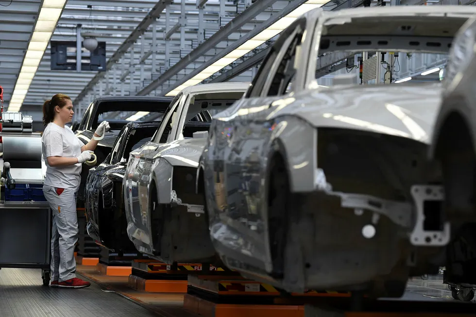 Flere indikatorer forteller om lavere fart i tysk økonomi. Dette bildet er fra produksjonslinjen i Audi-fabrikken i Ingolstadt. Foto: Christof Stache, AFP/NTB Scanpix