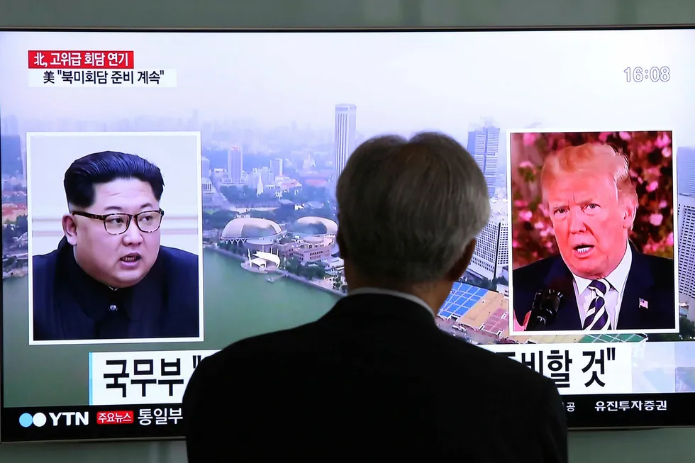 USAs president Donald Trump og Nord-Koreas leder Kim Jong-un, her sett på en TV-skjerm i Sør-Korea. Foto: AP / NTB scanpix.