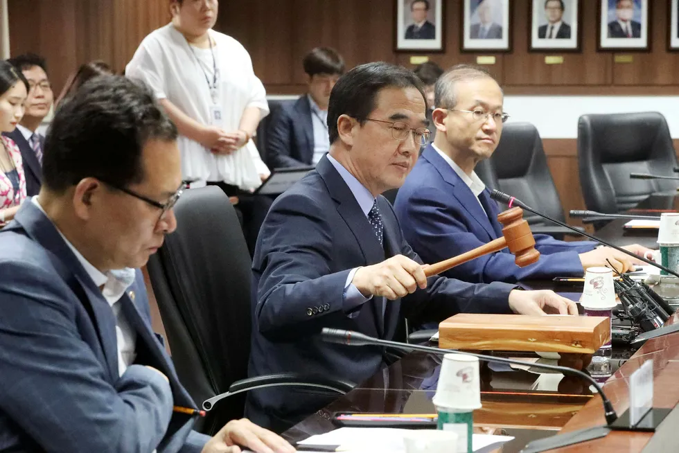 Sør-Koreas gjenforeningsminister Cho Myoung-Gyon ( i midten) håper på samtaler på høyt nivå med Nord-Korea. Foto: Kim Seung-doo/Yonhap/AP/NTB scanpix