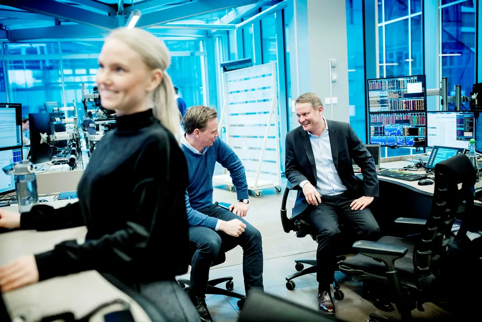 Fra venstre sales trader Hege Kristin Heyerdahl, aksjemegler Christoffer Aaser-Stene og meglersjef Thomas Breivik i DNB Markets. Foto: Skjalg Bøhmer Vold