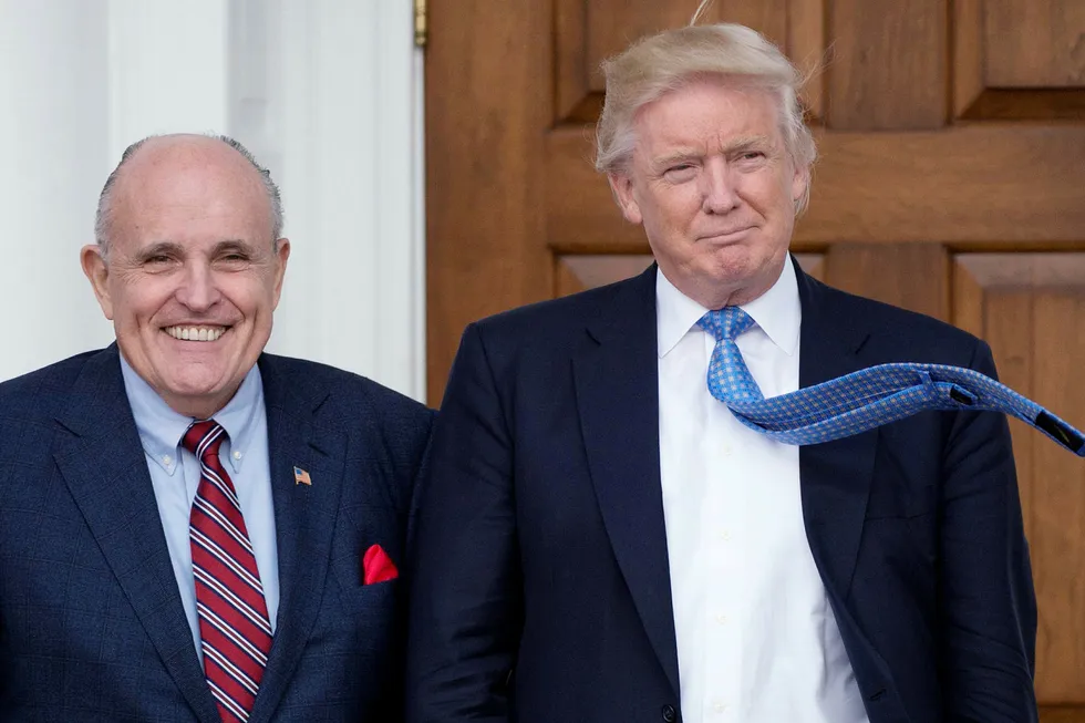 Donald Trump med sin advokat Rudy Giuliani (til venstre).