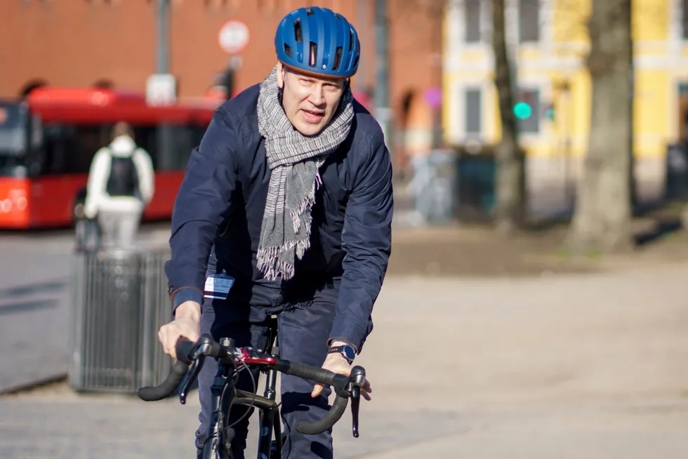 En syklende samferdselsminister  Jon-Ivar Nygård kan få flere rapporter å lese.