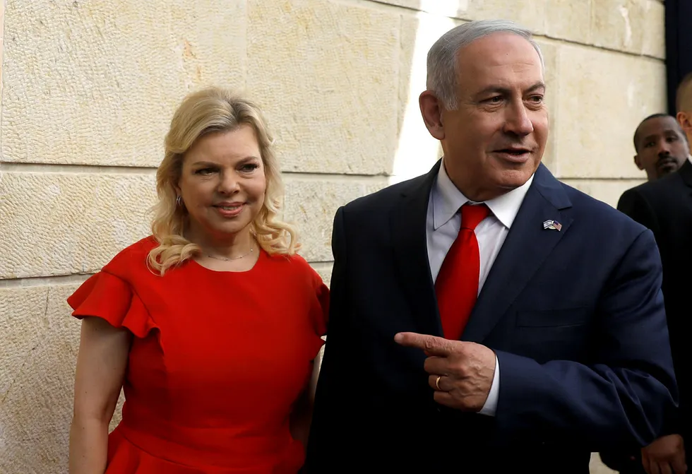 Israels statsminister Benjamin Netanyahu går hardt ut og støtter sin kone Sara Netanyahu, som er i trøbbel på grunn av store matregninger. Foto: RONEN ZVULUN/Reuters/NTB Scanpix