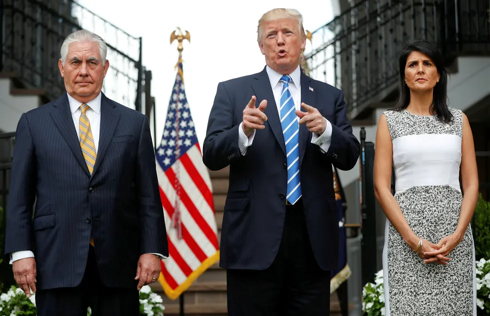 Tidligere utenriksminister Rex Tillerson (til venstre) og tidligere FN-ambassadør Nikki Haley er i åpen ordkrig om hva som skjedde da de jobbet for president Donald Trump.