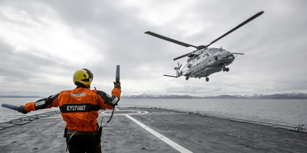 Det nye kystvakthelikopteret NH90 på dekket om bord på KV «Senja» 21. mat 2014. Nå har Forsvaret endelig skrotet skandalehelikoptrene, men det er viktig at de får på plass et fullgodt alternativ snarest.