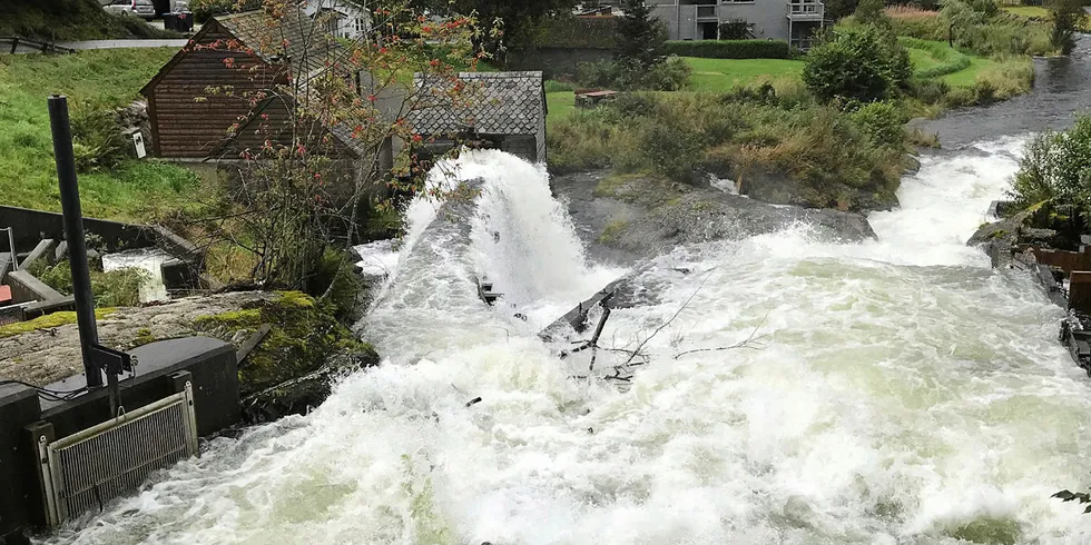 FARGELEGGES: Norske Lakseelver er ikke spent på hvilke farge det vil bli på Hardangerfjorden når trafikklyssystemet skal offentliggjøres. På bildet er Guddalselva i Hardanger.