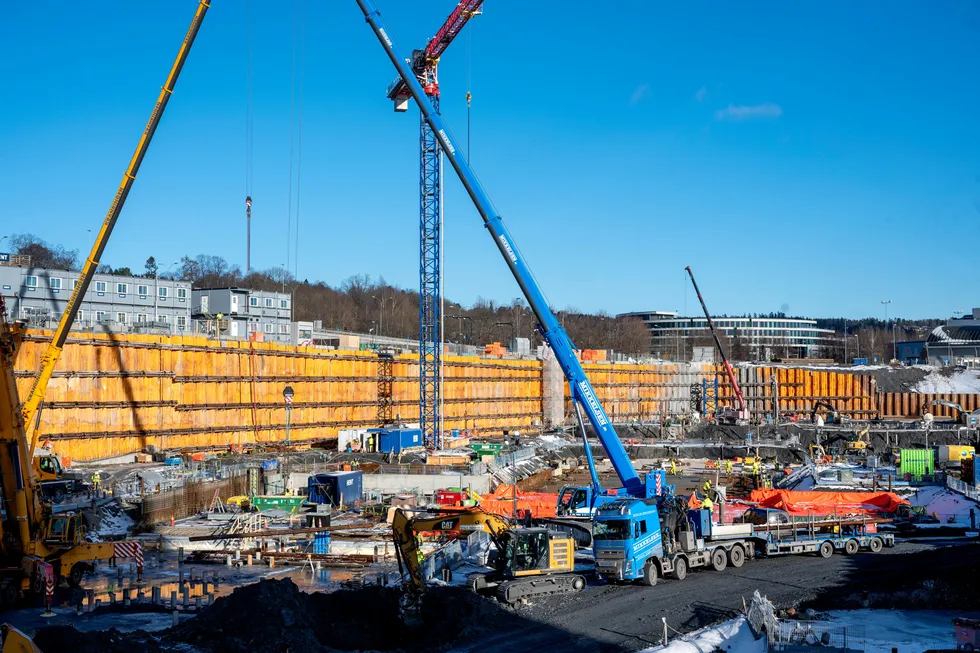 Har Statsbygg egentlig oversikt over fra hvor og hvem de kjøper tømmeret og stålet, spør Carine Lindman-Johannesen. Her, Livsvitenskapsbygget ved Universitetet i Oslo bygges i regi av Statsbygg.