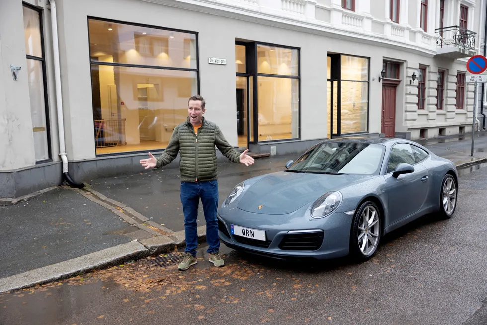 Investor Nicolay Grove poserer foran sin Porsche 911 Carrera. Bygården i bakgrunnen skal han gjøre om til kontorfellesskap for likesinnede.