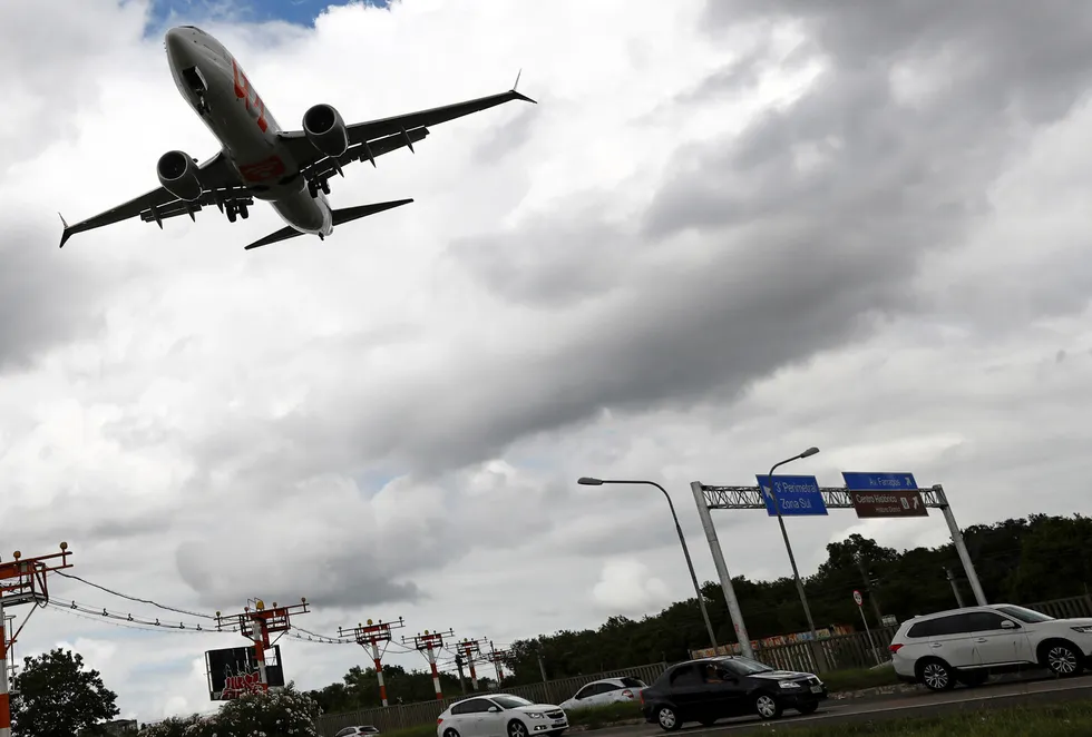 Et Boeing 737 Max-fly fra det brasilianske flyselskapet Gol Linhas Aéreas går inn for landing på Salgado Filho-flyplassen i Porto Alegre i Brasil 9. desember i år.