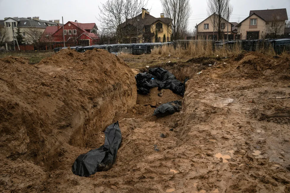 Massegrav i Butsja, utenfor Kyiv. Funnene, etter det som kalles krigsforbrytelser, har ført til krav om nye sanksjoner mot Russland.