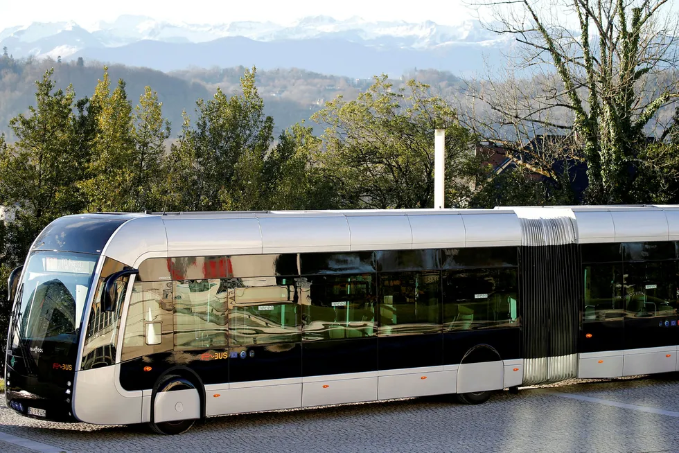 Den nye Febus hydrogendrevne bussen vises frem i Pau i Frankrike.