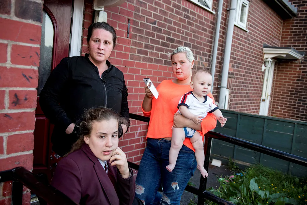 Fra venstre: Tina Ward, Angel Day (13), Rosemary Ward og hennes sønn Marceler sjokkert over at en nabo angivelig skal stå bak terrorangrepet på Manchester Arena. Foto: Fartein Rudjord
