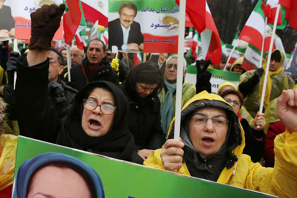 Utenfor konferansen i den polske hovedstaden Warszawa var det demonstrasjoner mot regimet i Iran. På plakaten den omstridte iranske aktivisten og opposisjonslederen Maryam Rajavi, som bor i eksil i Paris.