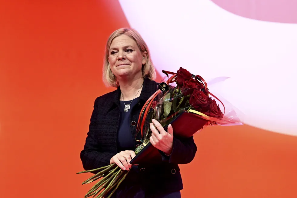 Både høyresidens Ulf Kristersson og venstresidens Magdalena Andersson (bildet) får problemer med sine egne støttespillere om de vinner. Her har Andersson nettopp avsluttet sin tale til partiets valgvake i Stockholm i natt.
