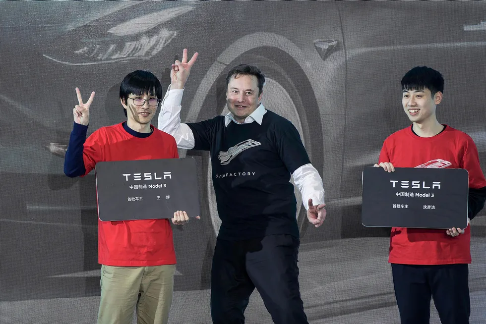 Elon Musk var på plass da Tesla-fabrikken åpnet i 2020 og de første bilene rullet ut fra den moderne gigafabrikken ved Shanghai. Nedstengningen i Kina har kostet Tesla mye i form av tapt produksjon. Personbilsalget i blant annet Shanghai har kollapset. Teslas aksjekurs er halvert siden i november 2021.