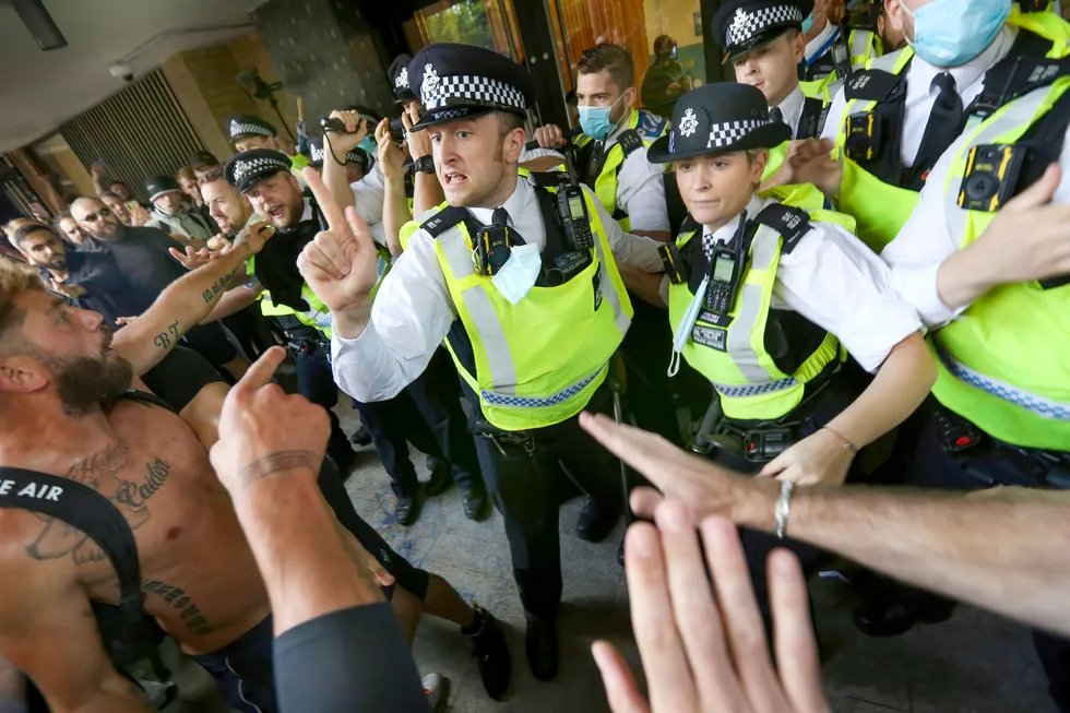Vaksinemotstandere blir stoppet av politiet utenfor BBCs lokaler i White City i London søndag 9. august.