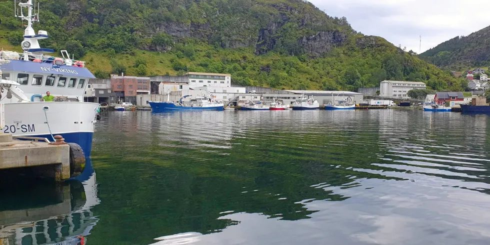 «Ny-Viking» i køen for å levere makrell til Fosnavaag Seafood onsdag ettermiddag. Det er stor aktivitet i kystflåten.