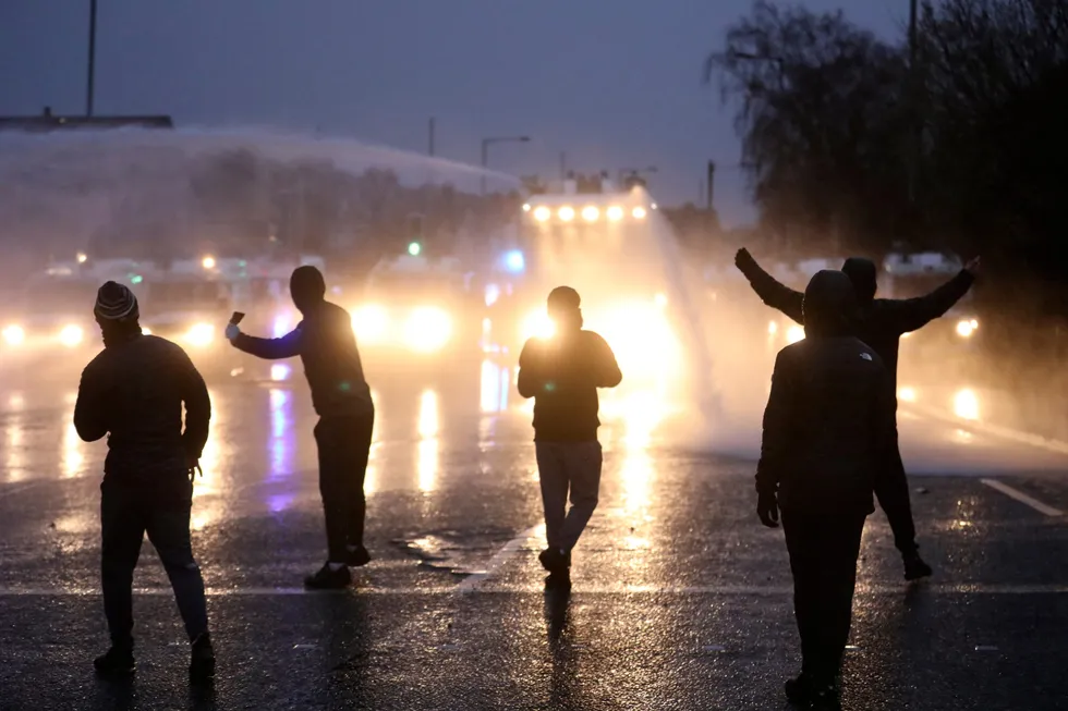 Politiet bruker vannkanoner mot unge demonstranter i Belfast.