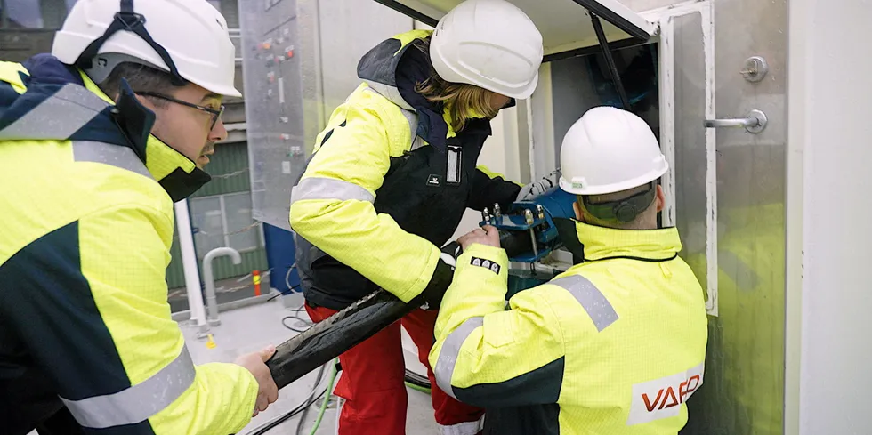 Arbeid med å koble til fartøy med ladestasjonen Ocean Charger til sjøs.