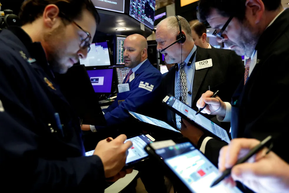 Aksjene på Wall Street i New York falt kraftig mandag.