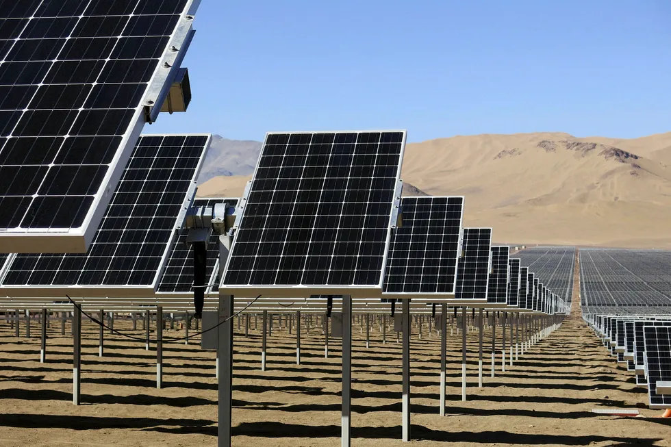 Oxford Photovoltaics, der Statoil er en av investorene, har annonsert at selskapet vil begynne å selge solceller bestående av silisium pluss et lag med perovskite allerede i år. Foto: Stringer/Reuters/NTB Scanpix