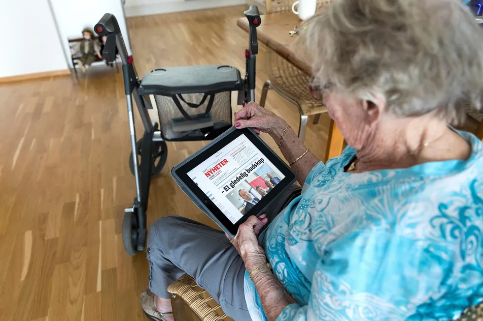 Denne kvinnen får med seg lokalnyhetene på en iPad, men Pensjonistforbundet er urolig for at mange eldre ikke klarer å henge med på den raske digitaliseringen av samfunnet. Foto: Gorm Kallestad, NTB Scanpix
