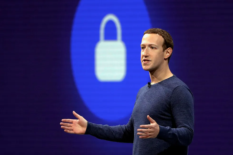 Facebook er i ferd med å gjennomgå et stort skifte – vekk fra offentlig delte meldinger og over til privat kommunikasjon. En rekke nøkkelmedarbeidere forlater selskapet, blant annet produktdirektør Chris Cox.