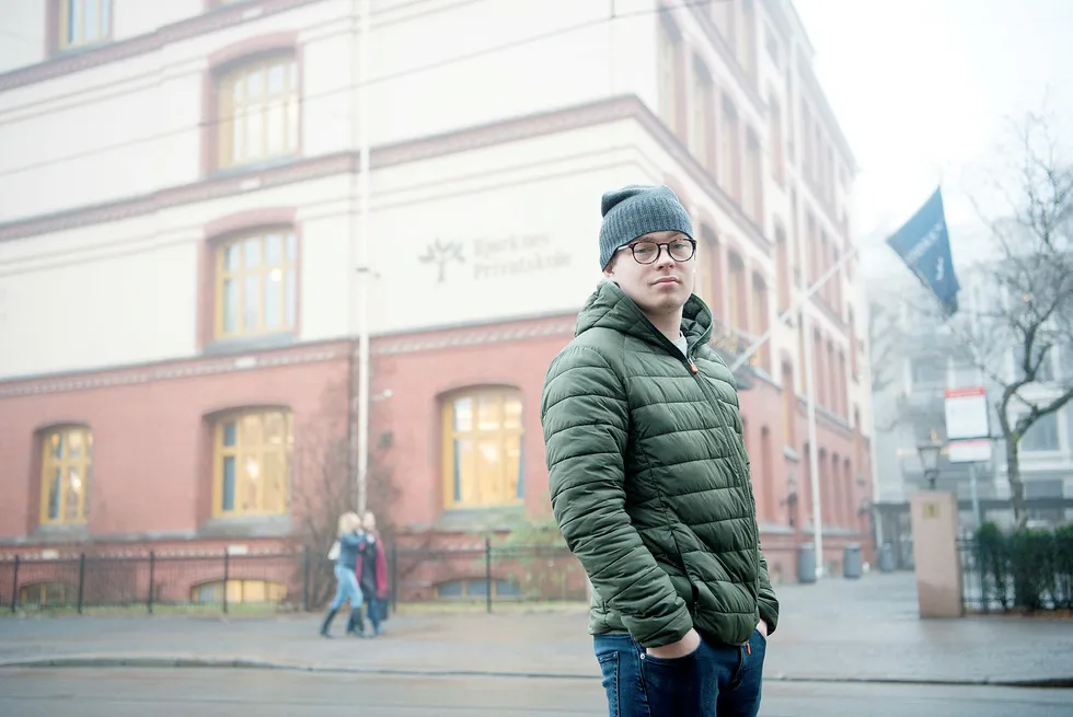 Jeppe Schjerpen (19) fra Oslo visste ikke hva han skulle gjøre etter videregående skole. Etter en skolepause begynner han på Bjørknes Høyskole fra januar og skal deretter søke seg inn på arkitekthøyskole i London. Foto: Mikaela Berg
