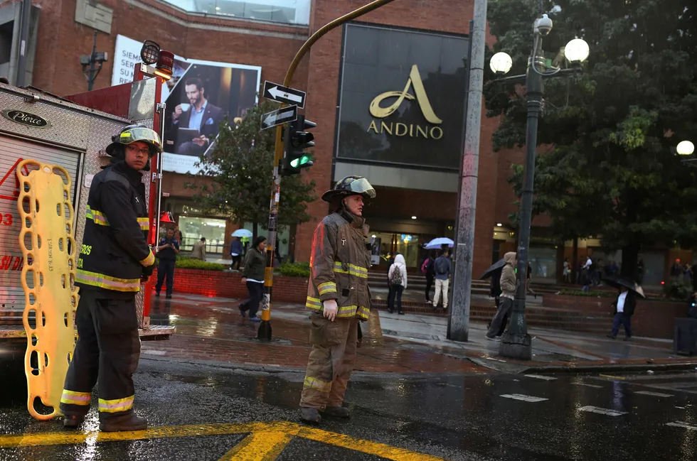 Brannmenn utenfor kjøpesenteret der en kraftig bombe gikk av lørdag. Én kvinne er bekreftet død. Foto: Ricardo Mazalan / AP / NTB scanpix