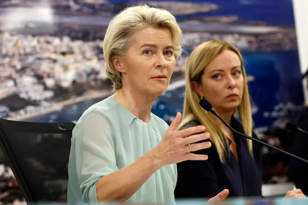 Ursula von der Leyen (t, v,) får trolig fem nye år, men Italias valgvinner Giorgia Meloni forlanger å bli hørt.