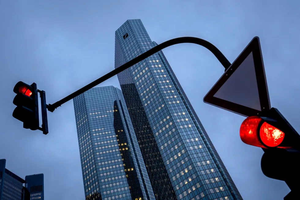 Én enkelt handel i derivativer knyttet til Deutsche Bank-gjeld kan ha startet markedskaoset forrige fredag, skriver Bloomberg.
