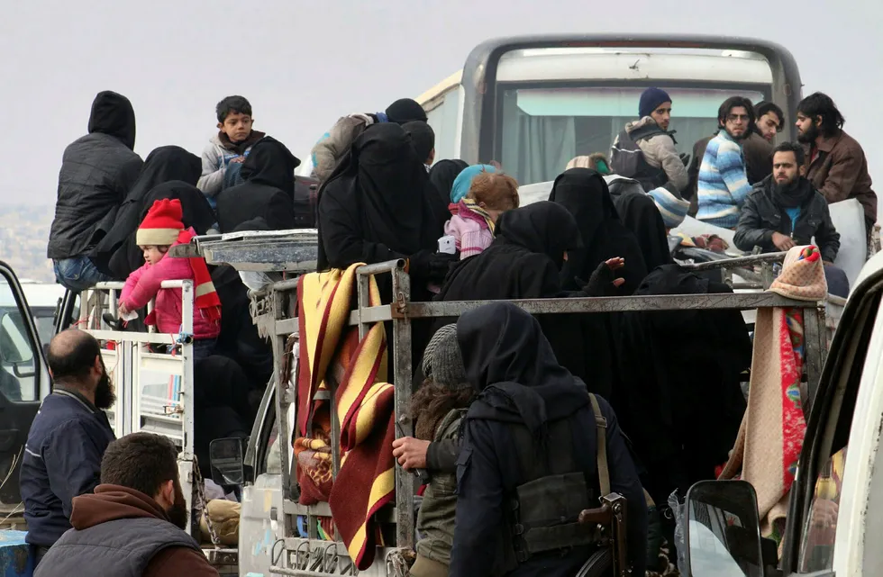 Flyktninger fra Øst-Aleppo ankommer den vestlige delen av byen fredag 16. desember. Foto: AP