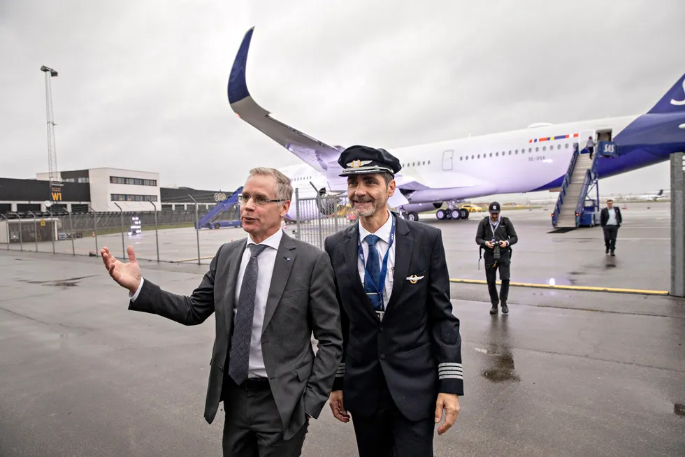 Tidligere konsernsjef Rickard Gustafson (til venstre) på Kastrup i København i desember 2019. Her viser han frem det nye langdistanseflyet Airbus A350 sammen med selskapets flyvesjef Peter Hylding. Nå blir disse flyene sentrale i konkursoppgjøret.