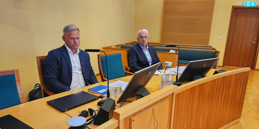 F.v.: Daglig leder Arild Aasmyr og styreleder Per Olav Myrstad i FSV Group, her avbildet under rettssaken mellom påtalemyndigheten og FSV Rederi as.
