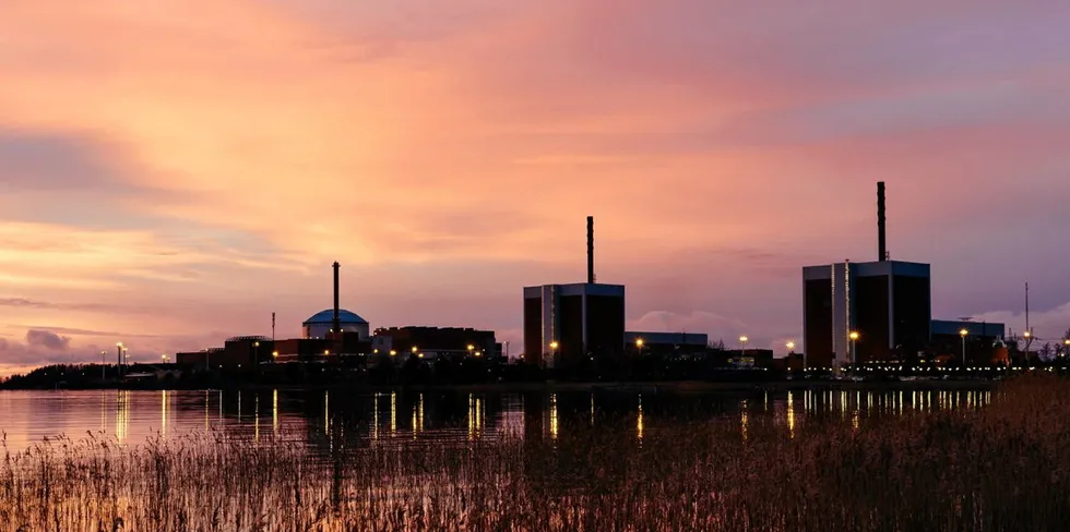 Det er problemer med to nordiske reaktorer, en i Finland og en i Sverige. Bildet viser den nyeste reaktoren, Olkiluoto 3, som stadig møter motstand for å starte ordinær drift.