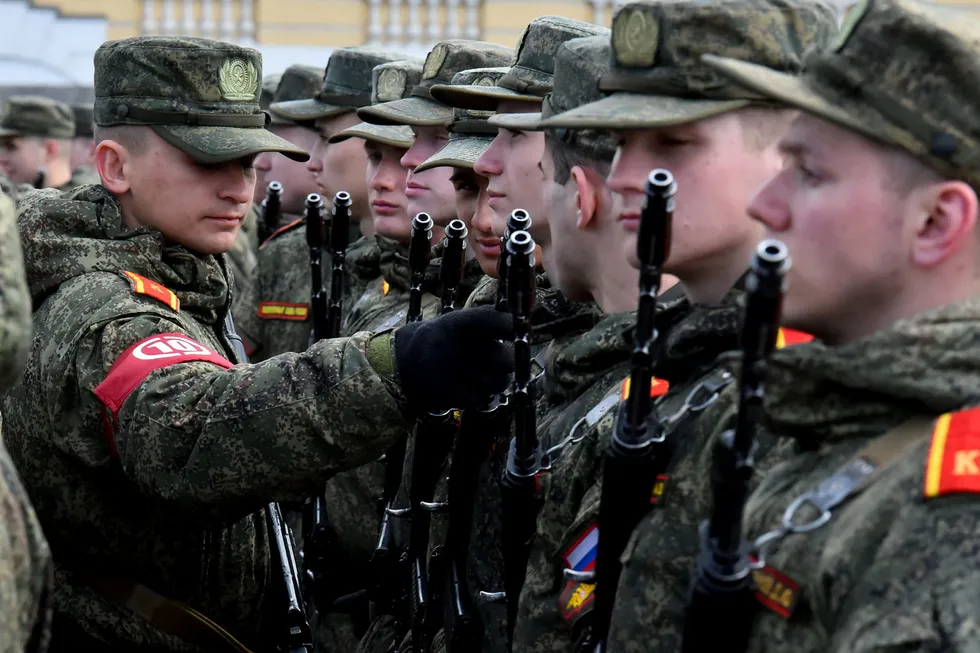 Russiske kadetter i St. Petersburg øvet tirsdag på militærparaden som arrangeres på «seiersdagen» 9. mai.
