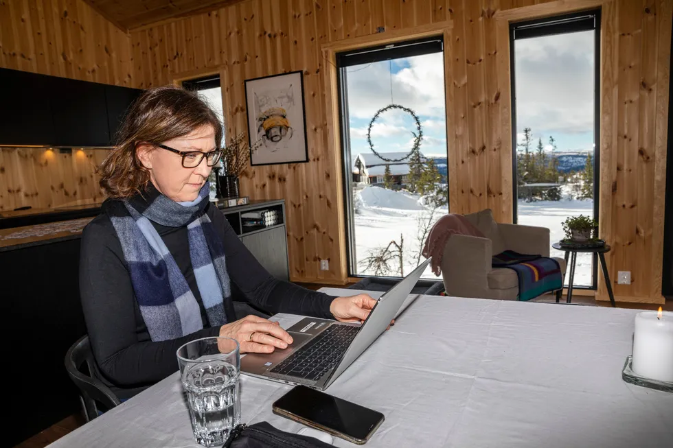Fra hyttekontoret på Kvitfjell forteller Brita Alsos i DNB at banken planlegger for videre fleksibilitet for arbeidstagere og ser også på muligheten for å utvikle ulike regionale huber utenfor hovedkontoret i Bjørvika. Hun jobber fra hytta i vinterferien.