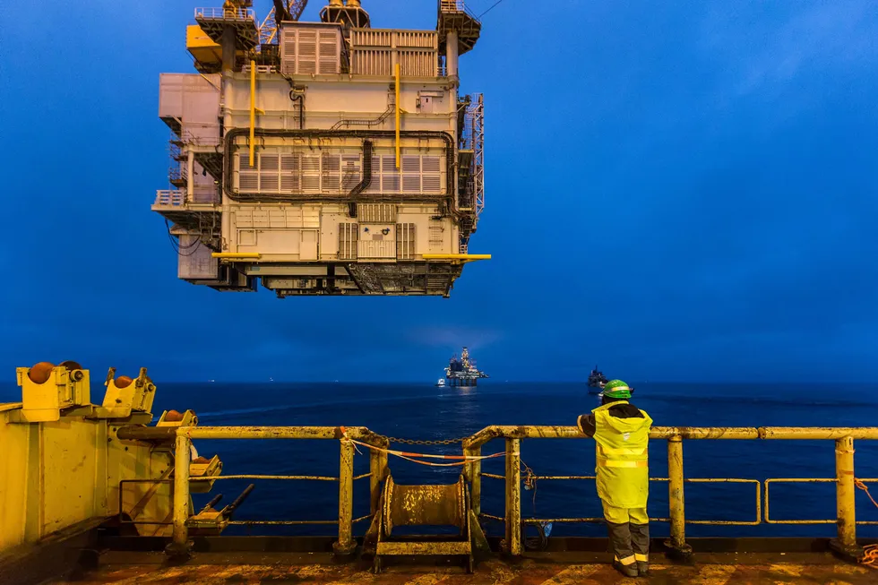 Gina Krog-feltet i Nordsjøen er egentlig primært et oljefelt, men det er snudd opp ned siden oktober på grunn av de høye gassprisene i Europa. Bildet er fra august 2016 da plattformdelene ble installert.