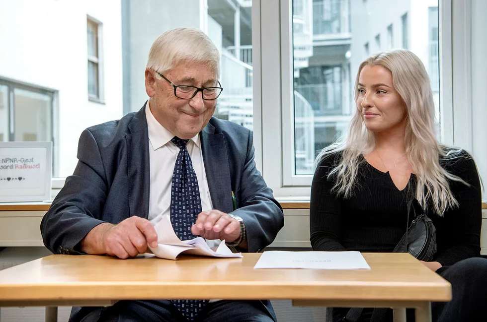 Fra PFUs behandling av klagesaken mellom Sofie Bakkemyr og VG. Bakkemyr sammen med advokaten Knut Asbjørn Solevåg.
