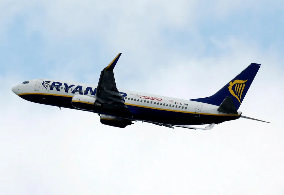 Det irske selskapet Ryanair har opplevd stor nedgang i bookede flyturer til Italia. Nå kansellerer de 25 prosent av rutene.