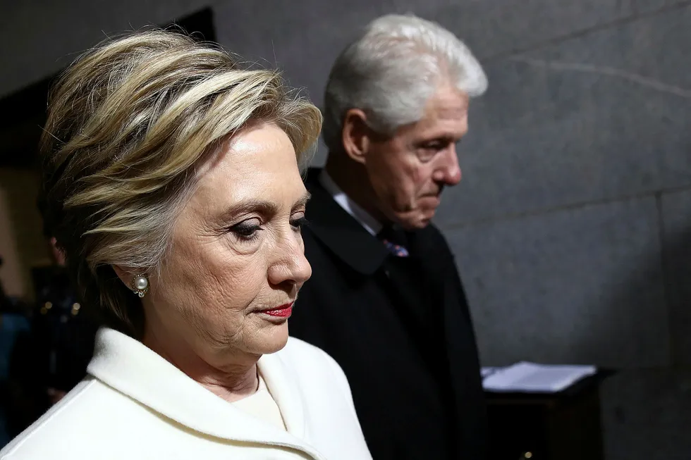 Tidligere presidentkandidat og utenriksminister i USA Hillary Clinton og tidligere president Bill Clinton. Foto: WIN MCNAMEE / AFP / NTB Scanpix