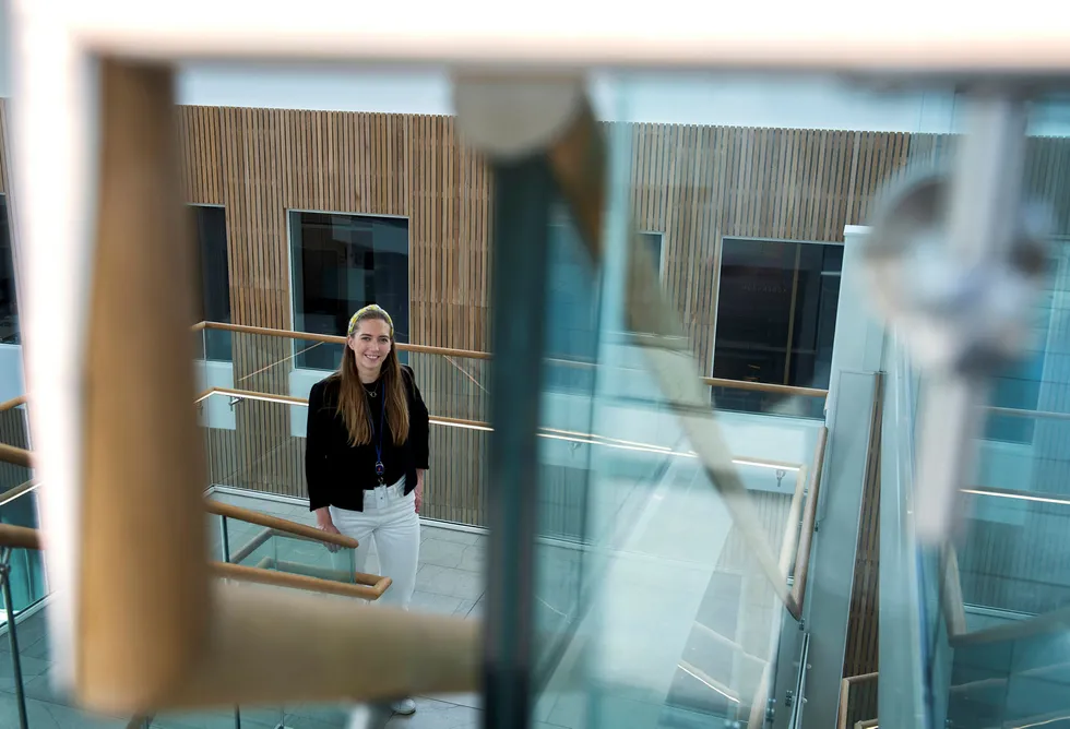 Marthe Øksnes (29) var ikke engang på utkikk etter ny jobb da hun kom over stillingsutlysningen til Kongsberg Digital på Linkedin. Det tok ikke mange dagene før hun fikk jobbtilbud.