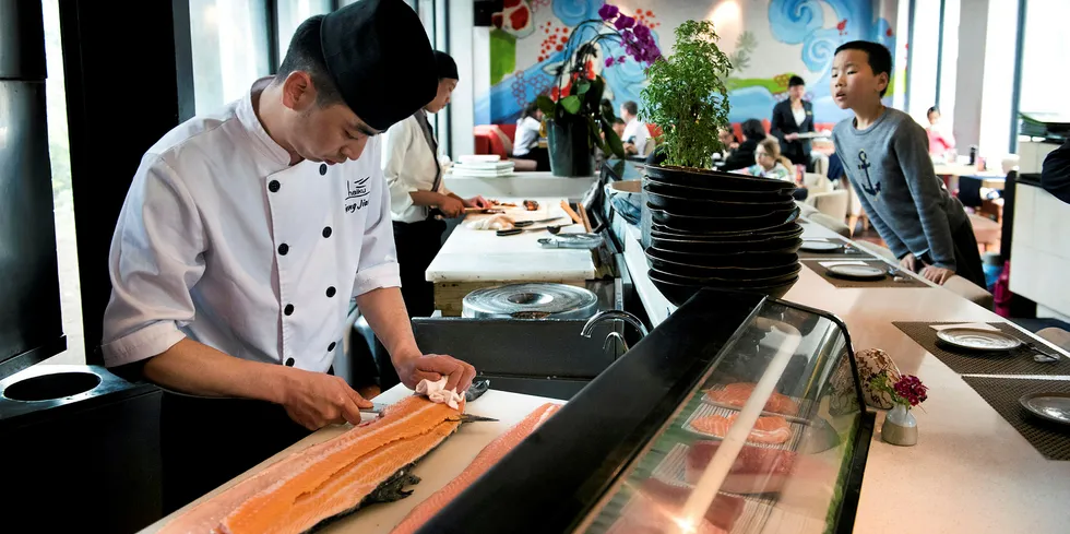 Den erfarne kokken Feng Jiang på restauranten Haiku i Shanghai har ansvaret for å gjøre laksen klar til servering.