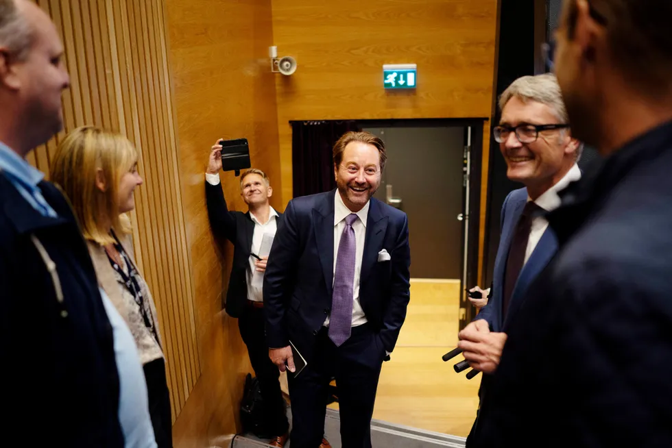 Kjell Inge Røkke er dominerende eier i Aker Clean Hydrogen. Her blant andre med Akers konsernsjef Øyvind Eriksen (til høyre).