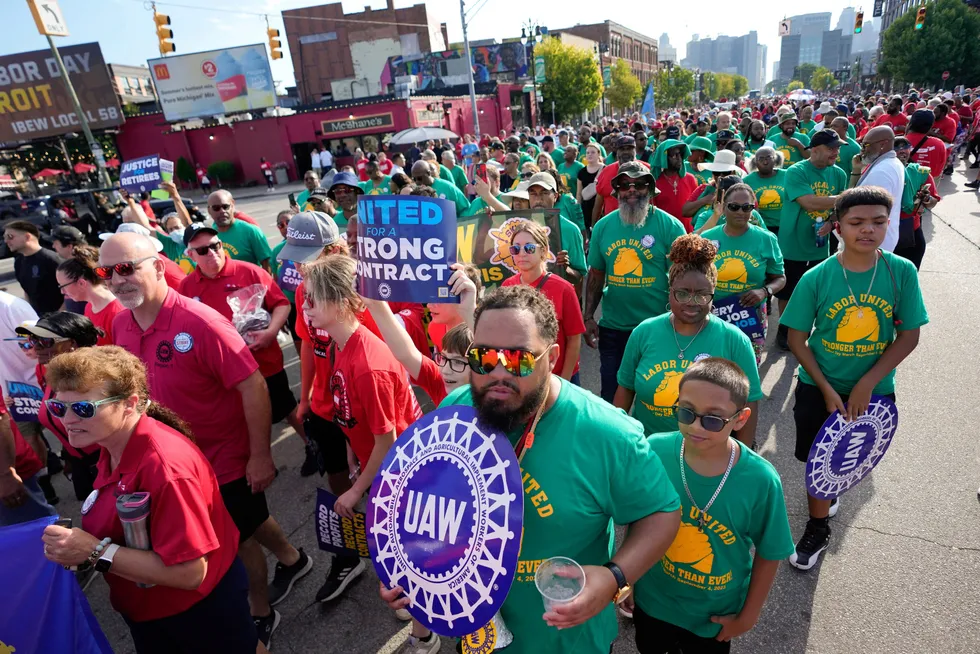 Organiserte bilarbeidere i United Auto Workers under en parade i Detroit 4. september.