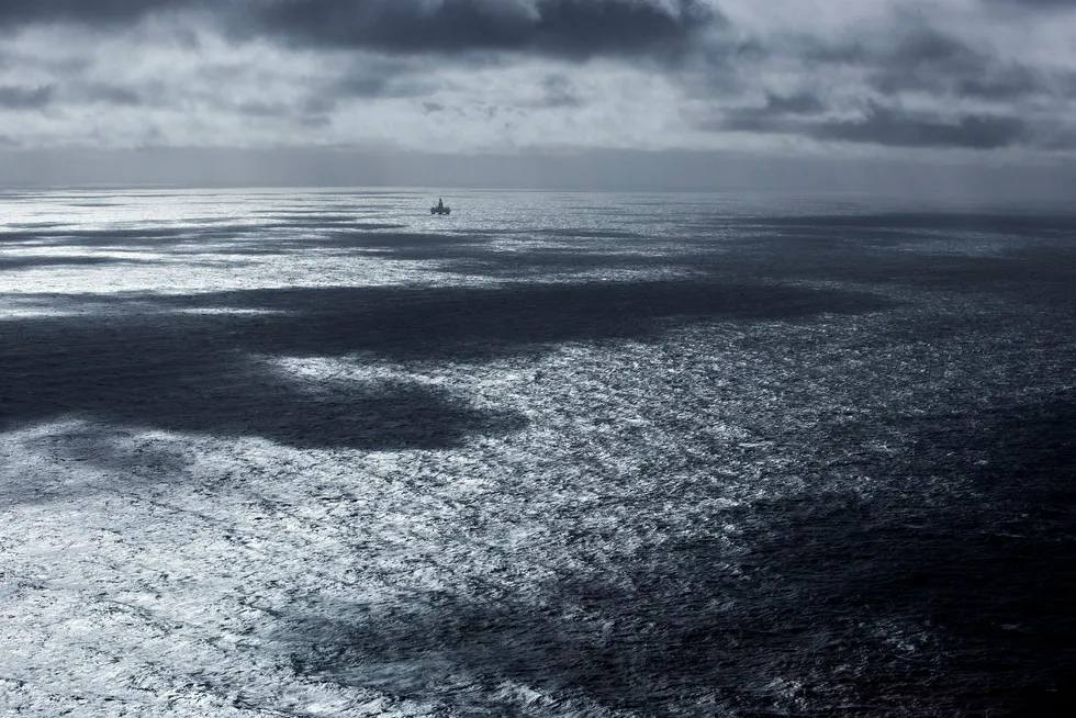 I horisonten skimtes riggen Songa Enabler som borer en CO2-injeksjonsbrønn i Barentshavet.